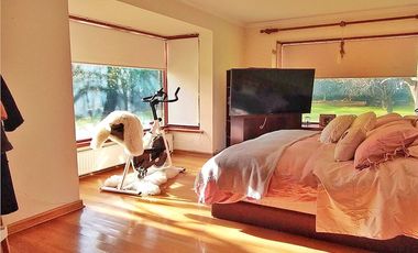 SE VENDE AMPLIA CASA AV. LAS RASTRAS.