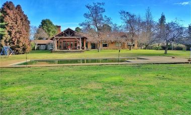 SE VENDE AMPLIA CASA AV. LAS RASTRAS.