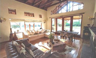 SE VENDE AMPLIA CASA AV. LAS RASTRAS.