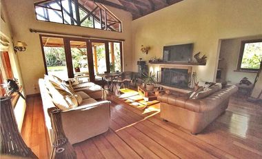 SE VENDE AMPLIA CASA AV. LAS RASTRAS.