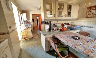 SE VENDE AMPLIA CASA AV. LAS RASTRAS.