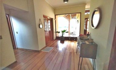 SE VENDE AMPLIA CASA AV. LAS RASTRAS.