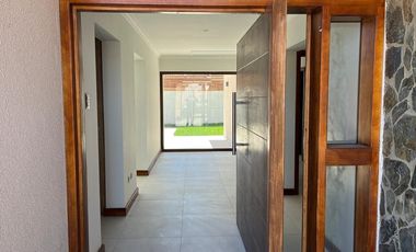 Se vende excelente casa en Parque San Valentin.