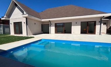 Se vende excelente casa en Parque San Valentin.