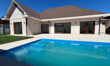 Se vende excelente casa en Parque San Valentin.