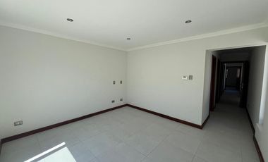 Se vende excelente casa en Parque San Valentin.