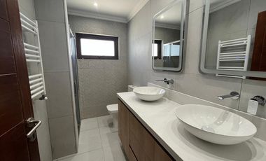 Se vende excelente casa en Parque San Valentin.