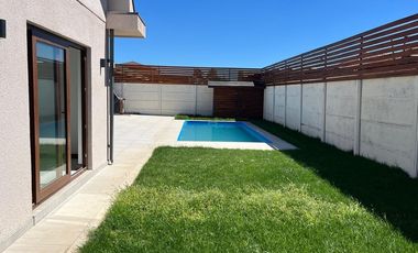 Se vende excelente casa en Parque San Valentin.