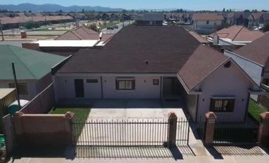 Se vende excelente casa en Parque San Valentin.