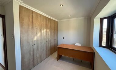 Se vende excelente casa en Parque San Valentin.