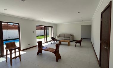 Se vende excelente casa en Parque San Valentin.