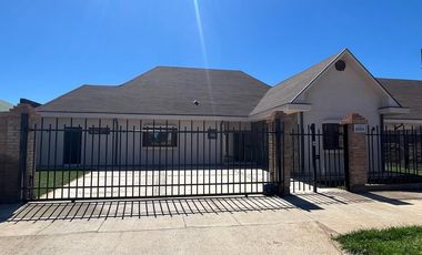 Se vende excelente casa en Parque San Valentin.