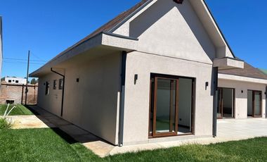 Se vende excelente casa en Parque San Valentin.