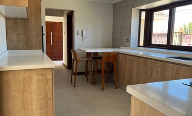 Se vende excelente casa en Parque San Valentin.