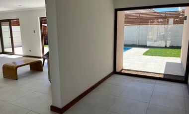Se vende excelente casa en Parque San Valentin.