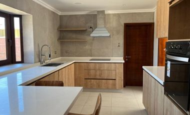 Se vende excelente casa en Parque San Valentin.