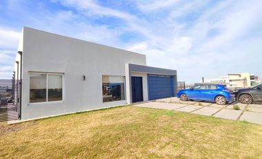 Casa en venta  de 5 ambientes  en Barrio Cerrado Villalobos de Hudson Berazategui