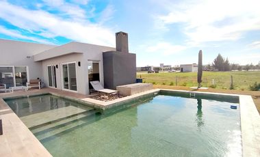 Casa en venta  de 5 ambientes  en Barrio Cerrado Villalobos de Hudson Berazategui