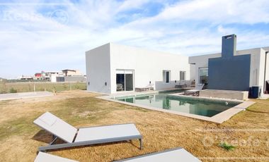 Casa en venta  de 5 ambientes  en Barrio Cerrado Villalobos de Hudson Berazategui