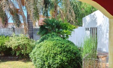 Casa en  esquina con gran parque Pueyrredon al 900