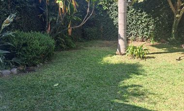Casa en  esquina con gran parque Pueyrredon al 900