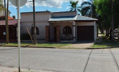 Casa en  esquina con gran parque Pueyrredon al 900