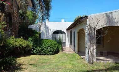 Casa en  esquina con gran parque Pueyrredon al 900