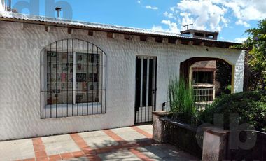Casa en  esquina con gran parque Pueyrredon al 900