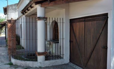 Casa en  esquina con gran parque Pueyrredon al 900