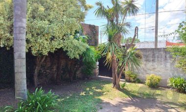 Casa en  esquina con gran parque Pueyrredon al 900