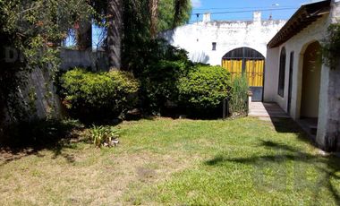 Casa en  esquina con gran parque Pueyrredon al 900