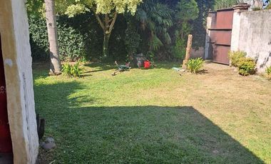 Casa en  esquina con gran parque Pueyrredon al 900