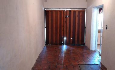 Casa en  esquina con gran parque Pueyrredon al 900