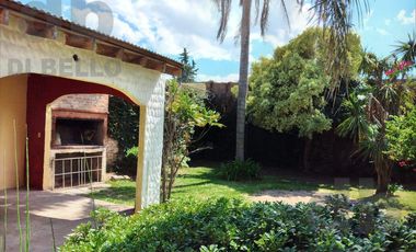 Casa en  esquina con gran parque Pueyrredon al 900