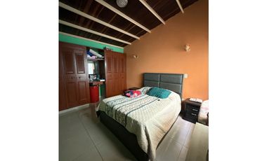 CASA UBICACIÓN COMERCIAL: DOS APARTAMENTOS Y UN LOCAL EN MONTENEGRO