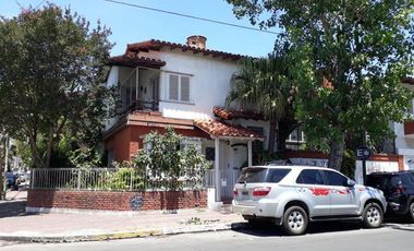 CASA 5 AMBIENTES CON 2 COCHERAS- BERAZATEGUI CENTRO