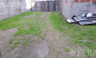 Venta de terreno con local  Wilde