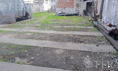 Venta de terreno con local  Wilde