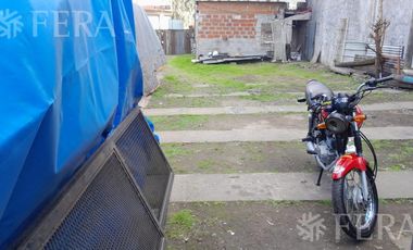Venta de terreno con local  Wilde