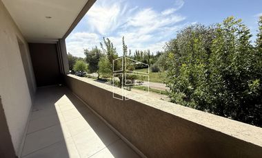 Venta - Casa de Nivel gerencial en Barrio Privado Jockey - C116