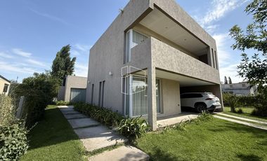 Venta - Casa de Nivel gerencial en Barrio Privado Jockey - C116