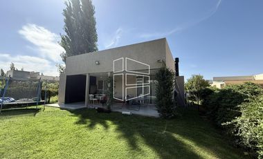 Venta - Casa de Nivel gerencial en Barrio Privado Jockey - C116