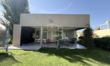 Venta - Casa de Nivel gerencial en Barrio Privado Jockey - C116