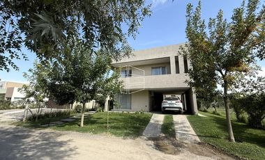 Venta - Casa de Nivel gerencial en Barrio Privado Jockey - C116