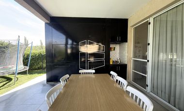 Venta - Casa de Nivel gerencial en Barrio Privado Jockey - C116
