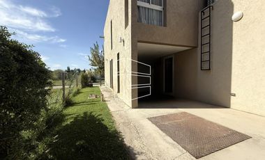 Venta - Casa de Nivel gerencial en Barrio Privado Jockey - C116