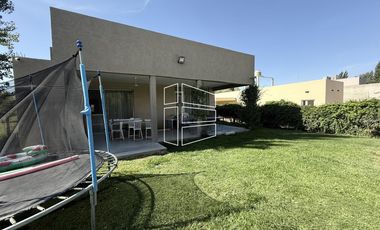 Venta - Casa de Nivel gerencial en Barrio Privado Jockey - C116
