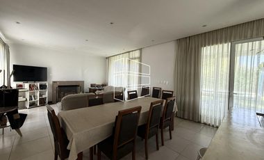 Venta - Casa de Nivel gerencial en Barrio Privado Jockey - C116