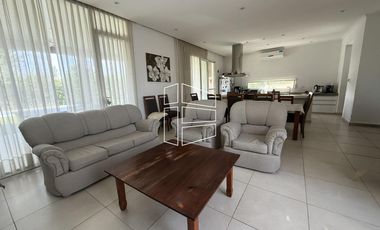 Venta - Casa de Nivel gerencial en Barrio Privado Jockey - C116