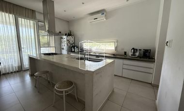 Venta - Casa de Nivel gerencial en Barrio Privado Jockey - C116